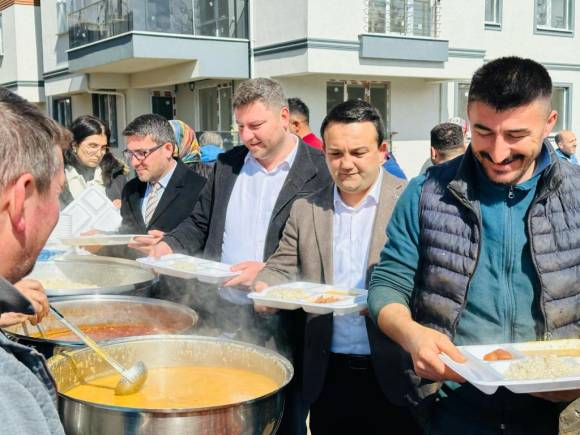 DURAK İNŞAAT İŞÇİLERİNİN SOFRASINA KONUK OLDU “SAMİMİYETİN VAKTİ GELDİ”