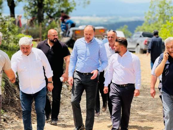 KÖY HALKIYLA BULUŞAN AKGÜL, TALEPLERİ DİNLEDİ