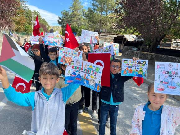 Sebenli Öğrenciler, Filistinle Omuz Omuza