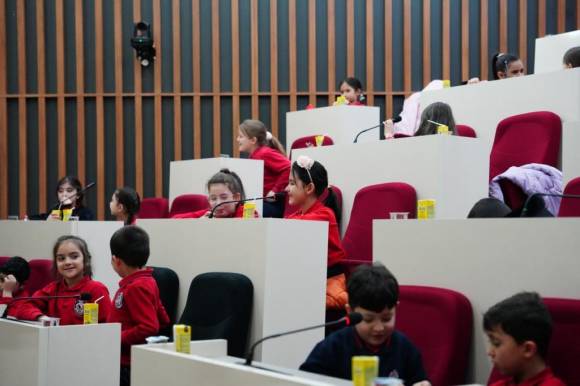 60. Yıl İlkokulu Öğrencilerinden Başkan Özcan'a Ziyaret