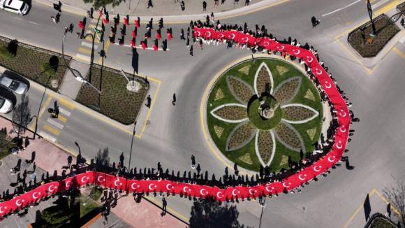 Bolu’da Dev Bayraklı 23 Nisan Yürüyüşü