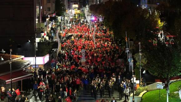 Bolu'da görkemli Fener Alayı: Binlerce kişi sokaklara döküldü...